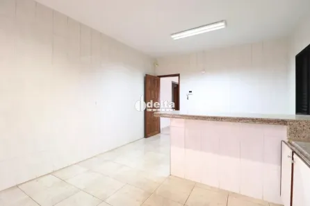 Casa com 5 Quartos à venda, 220m² no Cidade Jardim, Uberlândia