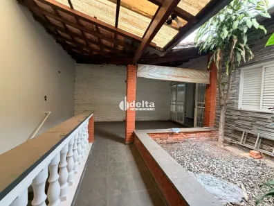 Casa com 3 Quartos para alugar, 301m² no Saraiva, Uberlândia