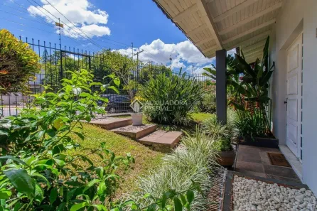Casa com 4 Quartos para alugar, 234m² no Três Figueiras, Porto Alegre