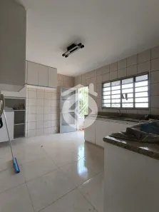 Sobrado com 3 Quartos para alugar, 120m² no Grand Ville, Uberlândia