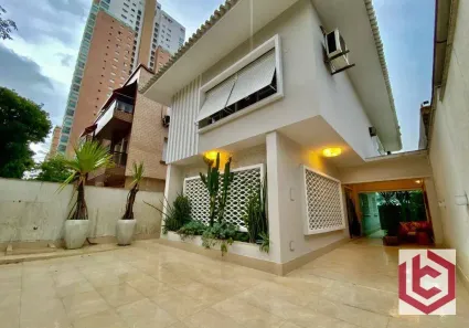 Sobrado com 4 Quartos à venda, 320m² no Gonzaga, Santos