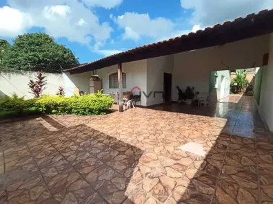 Casa com 3 Quartos à venda, 200m² no Segismundo Pereira, Uberlândia