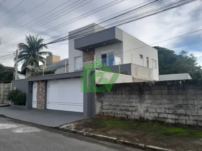 Sobrado com 4 Quartos à venda, 210m² no Jardim Britânia, Caraguatatuba