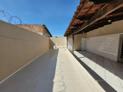 Casa com 3 Quartos para alugar, 171m² no Jardim Europa, Uberlândia