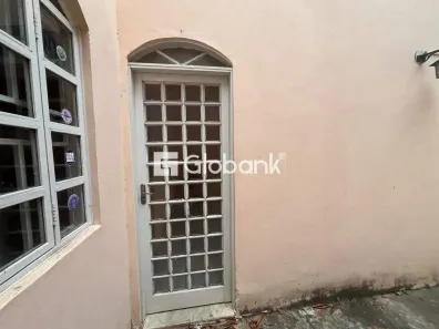 Casa com 2 Quartos para alugar, 80m² no Centro, Montes Claros