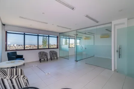 Sala Comercial para venda ou aluguel, 97m² no Três Figueiras, Porto Alegre