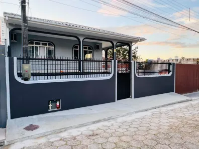 Casa com 3 Quartos para alugar, 500m² no Barreiros, São José
