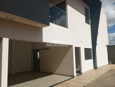Casa com 3 Quartos para alugar, 120m² no Novo Mundo, Uberlândia