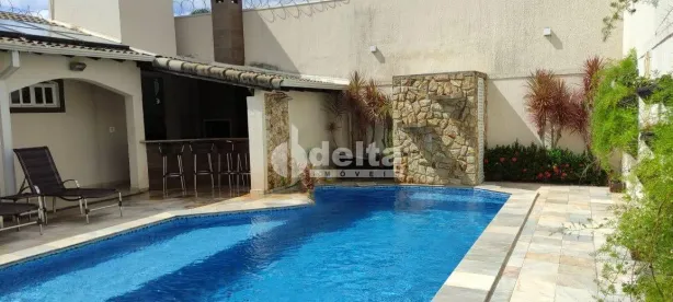 Casa com 5 Quartos à venda, 325m² no Umuarama, Uberlândia