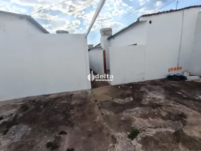Casa com 2 Quartos para alugar, 60m² no Segismundo Pereira, Uberlândia