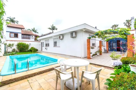 Casa com 4 Quartos à venda, 224m² no Três Figueiras, Porto Alegre