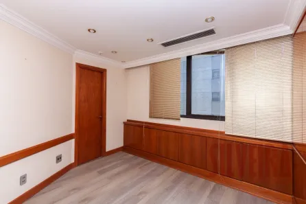 Sala Comercial à venda, 46m² no Três Figueiras, Porto Alegre