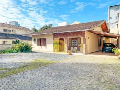 Casa com 4 Quartos para alugar, 200m² no Vila Nova, Blumenau