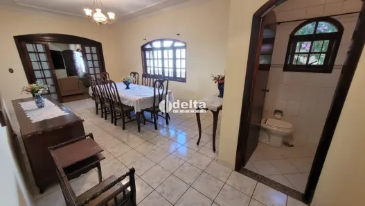 Casa com 5 Quartos à venda, 241m² no Segismundo Pereira, Uberlândia