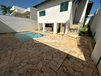 Casa com 3 Quartos para alugar, 180m² no Jardim Inconfidência, Uberlândia