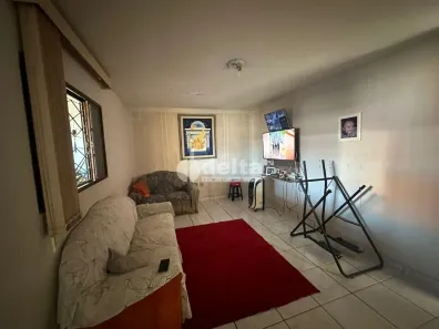 Casa com 3 Quartos para alugar, 240m² no Fundinho, Uberlândia