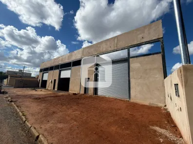 Ponto Comercial para alugar, 226m² no Santa Mônica, Uberlândia