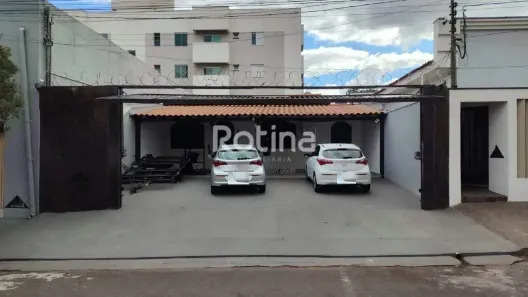 Casa com 2 Quartos para alugar, 120m² no Brasil, Uberlândia