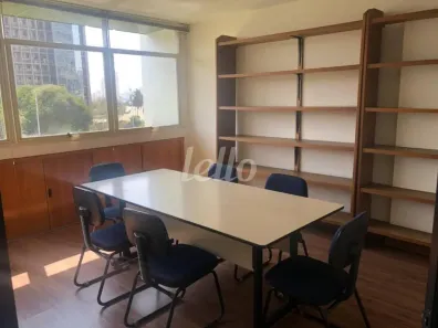 Sala Comercial para alugar, 138m² no Vila Bastos, Santo André