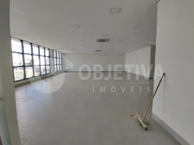 Prédio Comercial para alugar, 300m² no Nossa Senhora Aparecida, Uberlândia