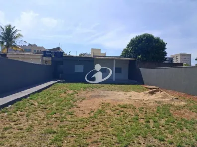 Casa com 2 Quartos para alugar, 75m² no Santa Mônica, Uberlândia