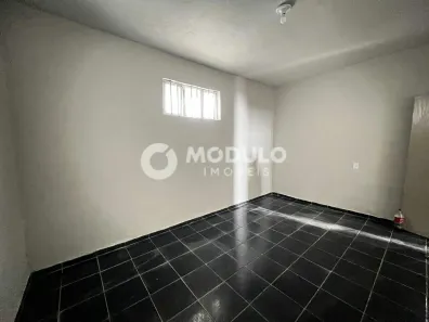 Casa com 2 Quartos para alugar, 50m² no Laranjeiras, Uberlândia