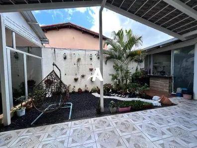 Casa com 3 Quartos à venda, 200m² no Santa Mônica, Uberlândia
