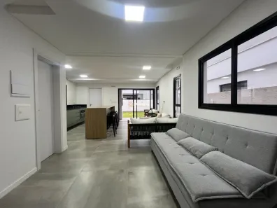 Casa com 3 Quartos para alugar, 205m² no Rio Tavares, Florianópolis