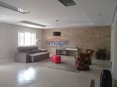Sobrado com 5 Quartos para alugar, 300m² no Jardim Santa Maria, Jacareí