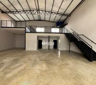 Ponto Comercial para alugar, 380m² no Novo Mundo, Uberlândia