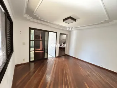 Casa com 4 Quartos para alugar, 480m² no Nossa Senhora Aparecida, Uberlândia