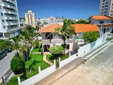 Casa com 6 Quartos à venda, 341m² no Barreiros, São José
