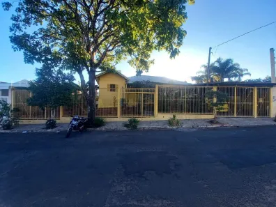 Casa com 4 Quartos para alugar, 150m² no Centro (Lácio), Marília