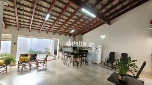 Casa com 4 Quartos à venda, 250m² no Santa Mônica, Uberlândia