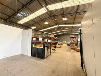 Galpão/Depósito/Armazém para alugar, 1800m² no Praia das Palmeiras, Caraguatatuba