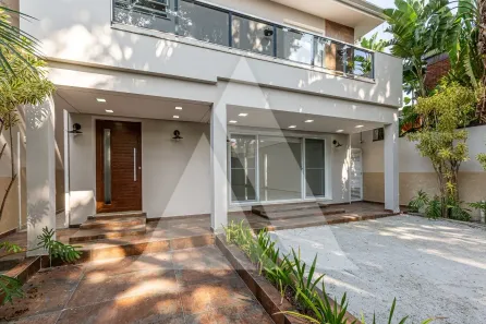 Casa com 3 Quartos para venda ou aluguel, 238m² no Jardim Luzitânia, São Paulo