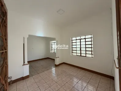 Casa com 2 Quartos para alugar, 100m² no Centro, Uberlândia
