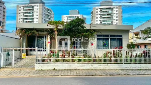 Casa com 3 Quartos para alugar, 195m² no Barreiros, São José