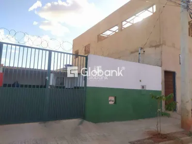 Sala Comercial com 6 Quartos à venda, 260m² no Independência, Montes Claros
