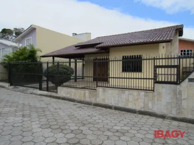 Casa com 2 Quartos para alugar, 130m² no Cachoeira do Bom Jesus, Florianópolis