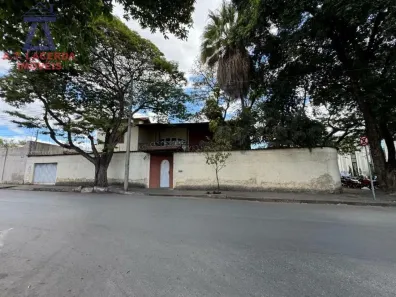 Casa com 4 Quartos à venda, 420m² no Jardim São Luiz, Montes Claros