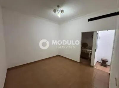 Casa com 2 Quartos para alugar, 56m² no Osvaldo Rezende, Uberlândia