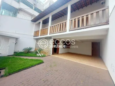Casa com 5 Quartos para alugar, 300m² no Tabajaras, Uberlândia