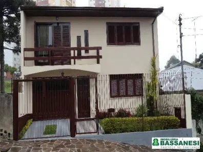 Casa com 3 Quartos para alugar, 250m² no Floresta, Caxias do Sul