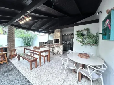 Casa com 3 Quartos à venda, 219m² no Anita Garibaldi, Joinville
