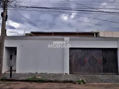 Casa com 3 Quartos para alugar, 192m² no Cidade Jardim, Uberlândia