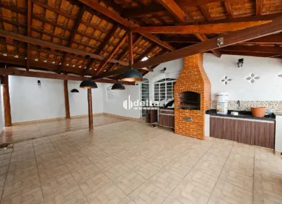 Casa com 3 Quartos para alugar, 270m² no Santa Mônica, Uberlândia