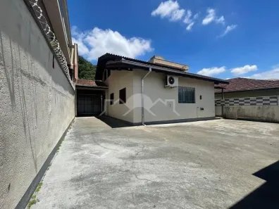 Casa com 6 Quartos à venda, 212m² no Vila Nova, Joinville