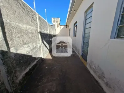 Casa com 2 Quartos para alugar, 50m² no Presidente Roosevelt, Uberlândia