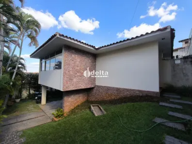 Casa com 4 Quartos para alugar, 350m² no Fundinho, Uberlândia